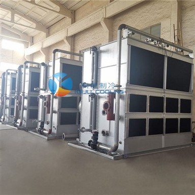 Tour de refroidissement fermée à flux transversal à tirage induit